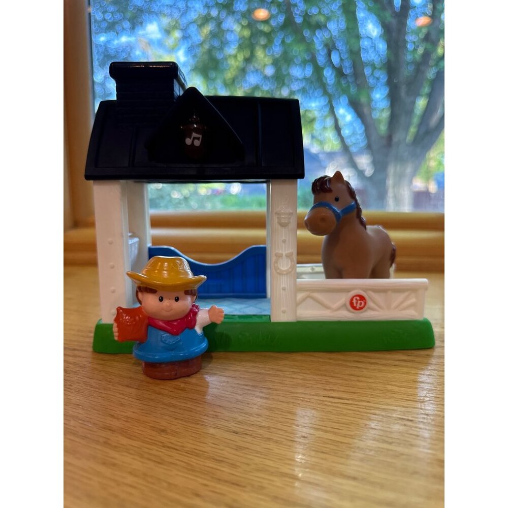 Fisher-Price Little People Playset Stable Horse Figure Light and Sounds